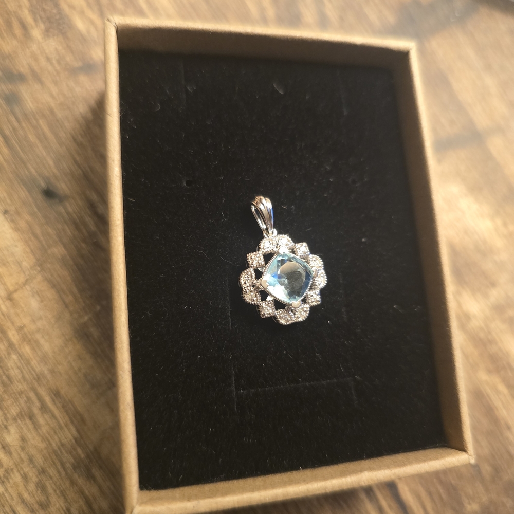 Elegant Silver Pendant with Blue Gemstone